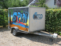 847122 Afbeelding van een beschilderd aanhangwagentje met de tekst 'SPIN' op een parkeerplaats bij het pand ...